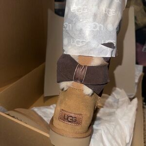 Women Bailey Button UGG Chestnut Brand New